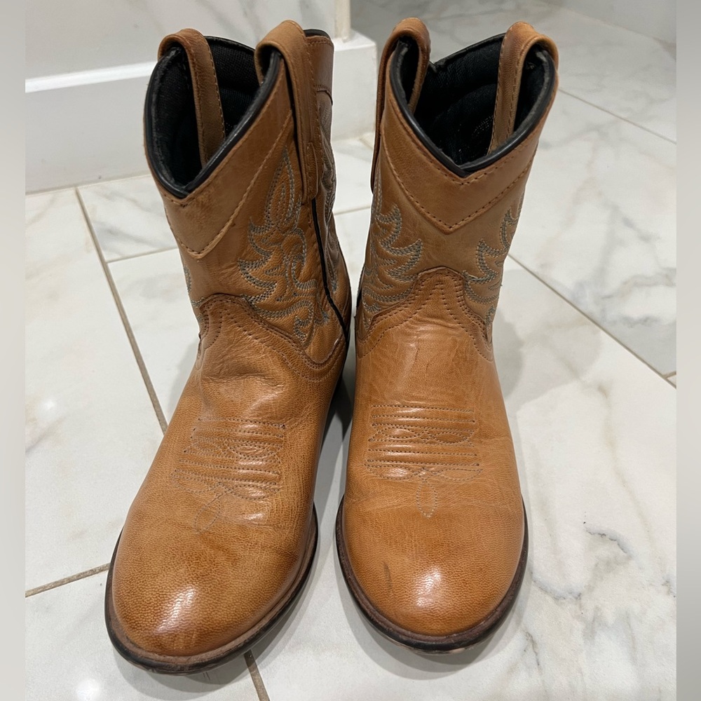 Dingo size 6.5 women’s cowboy boots.